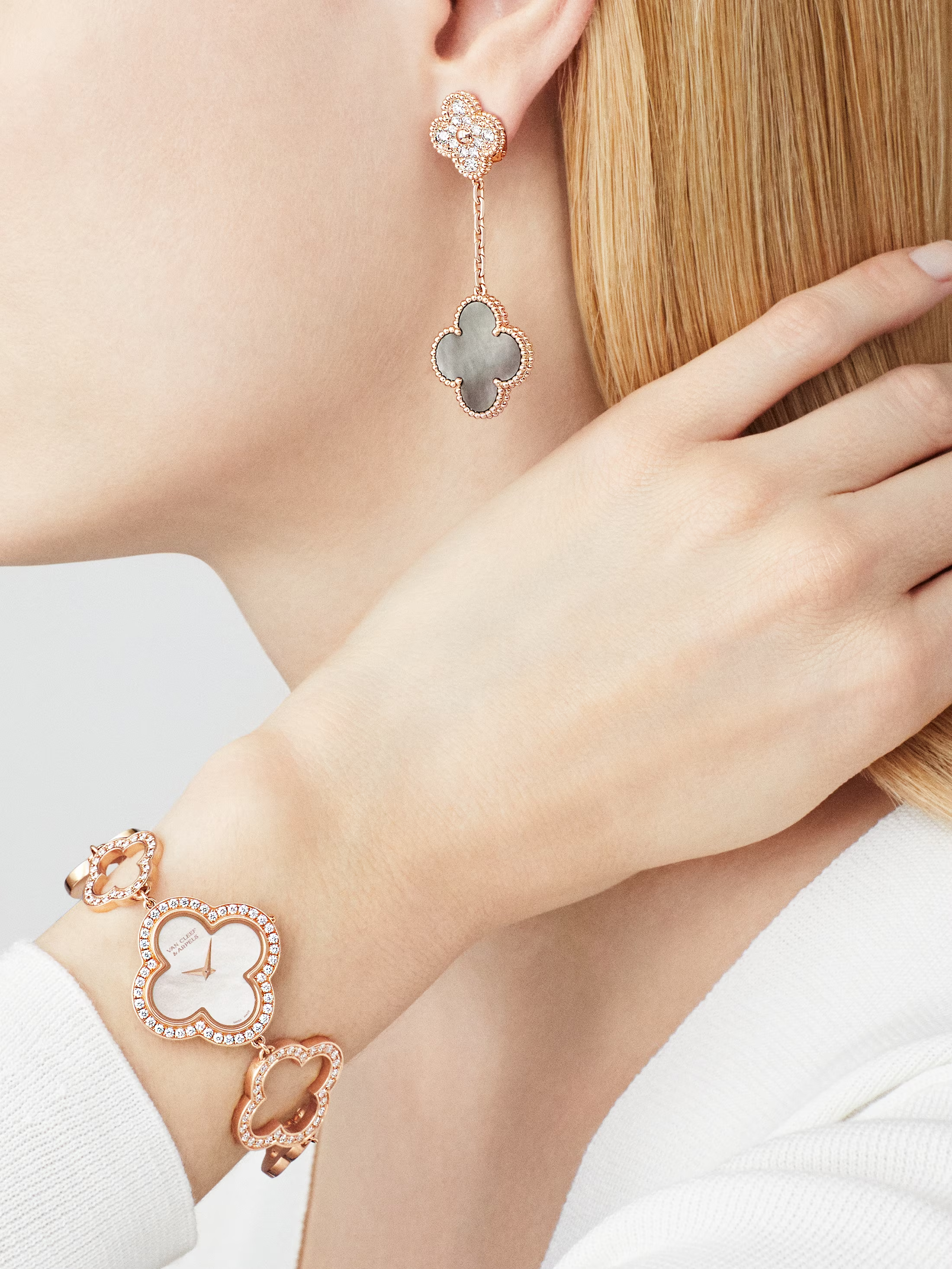 Van Cleef & Arpels. Сережки Magic Alhambra із рожевого золота з сірим перламутром