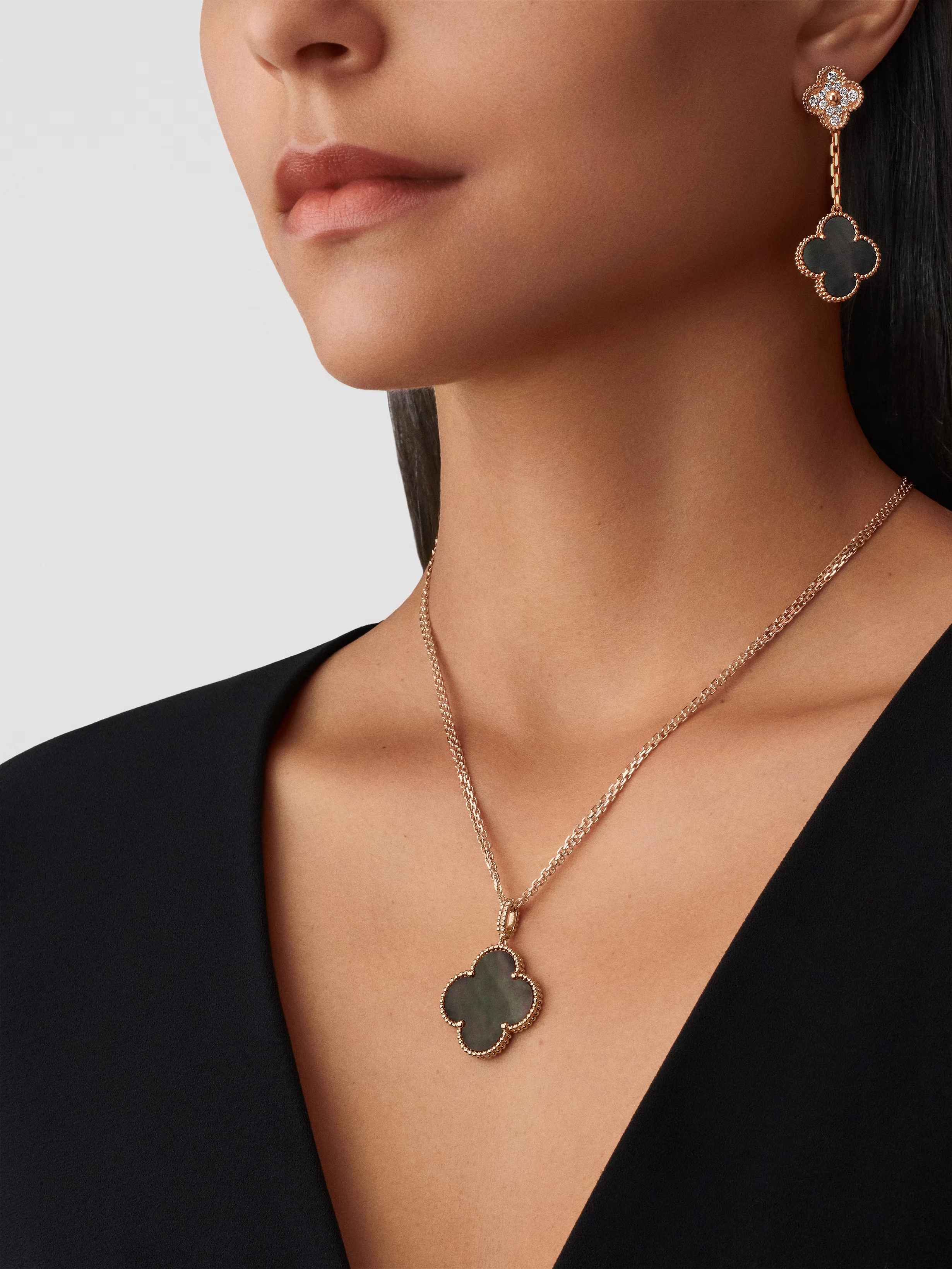 Van Cleef & Arpels. Сережки Magic Alhambra із рожевого золота з сірим перламутром