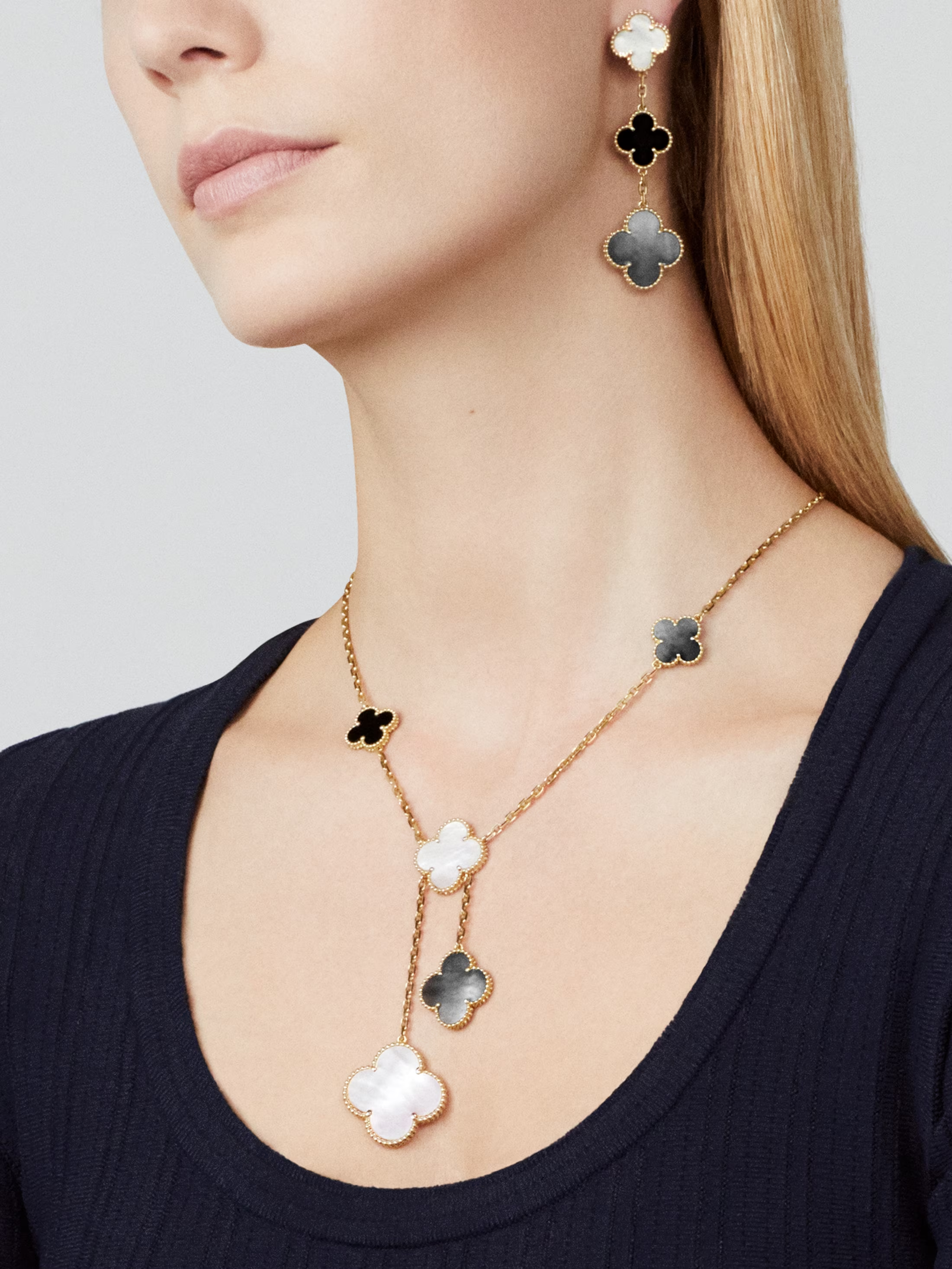 Van Cleef & Arpels. Сережки Magic Alhambra із жовтого золота з перламутром та оніксом
