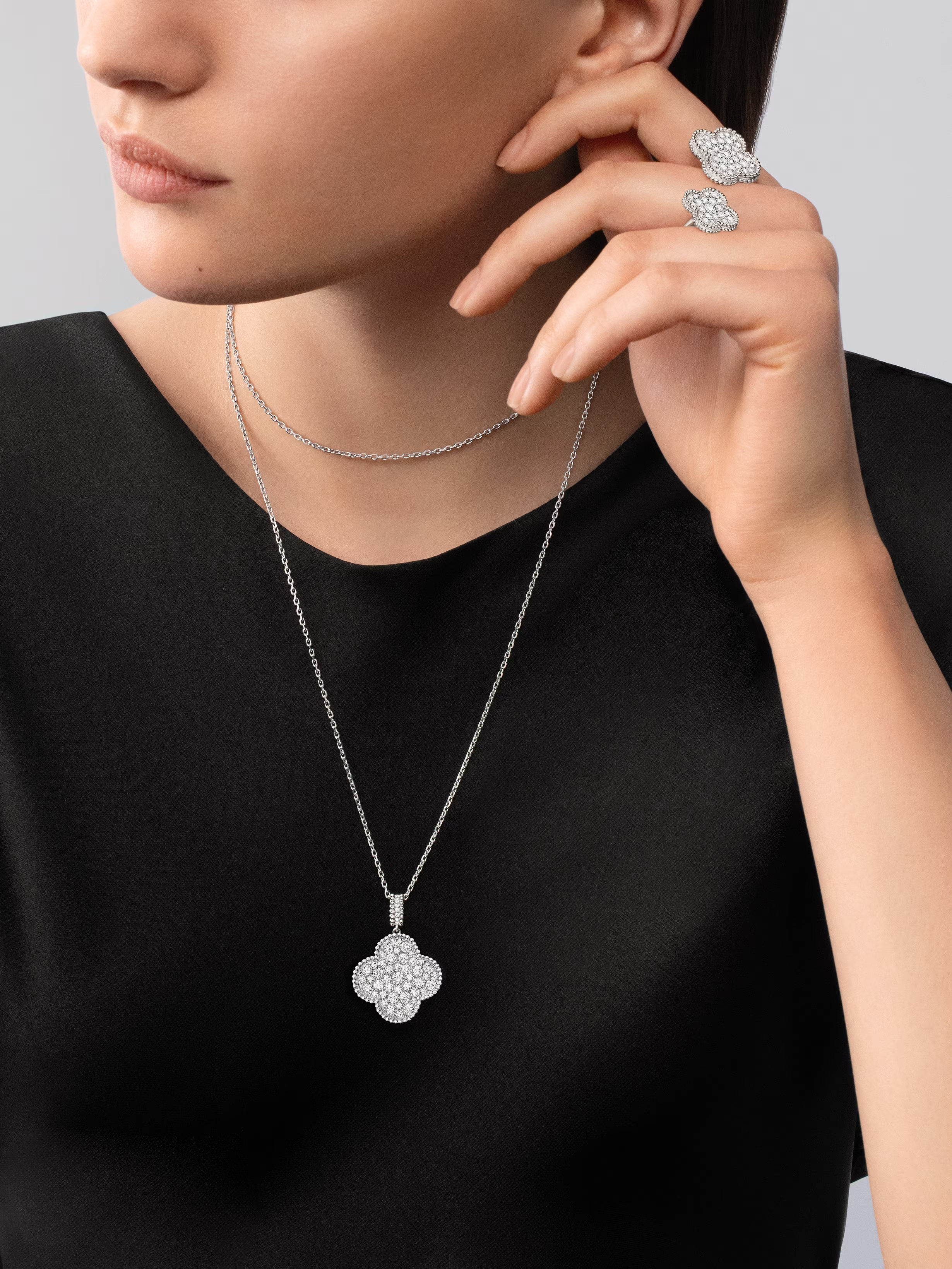 Van Cleef & Arpels. Довге кольє Magic Alhambra із білого золота