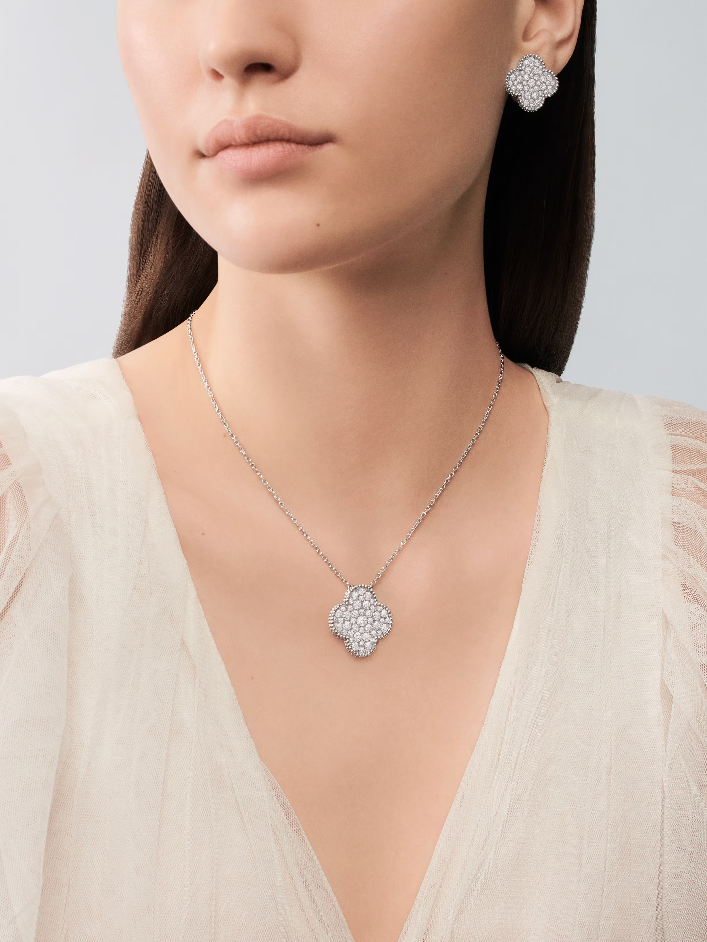 Van Cleef & Arpels. Підвіска Magic Alhambra із білого золота