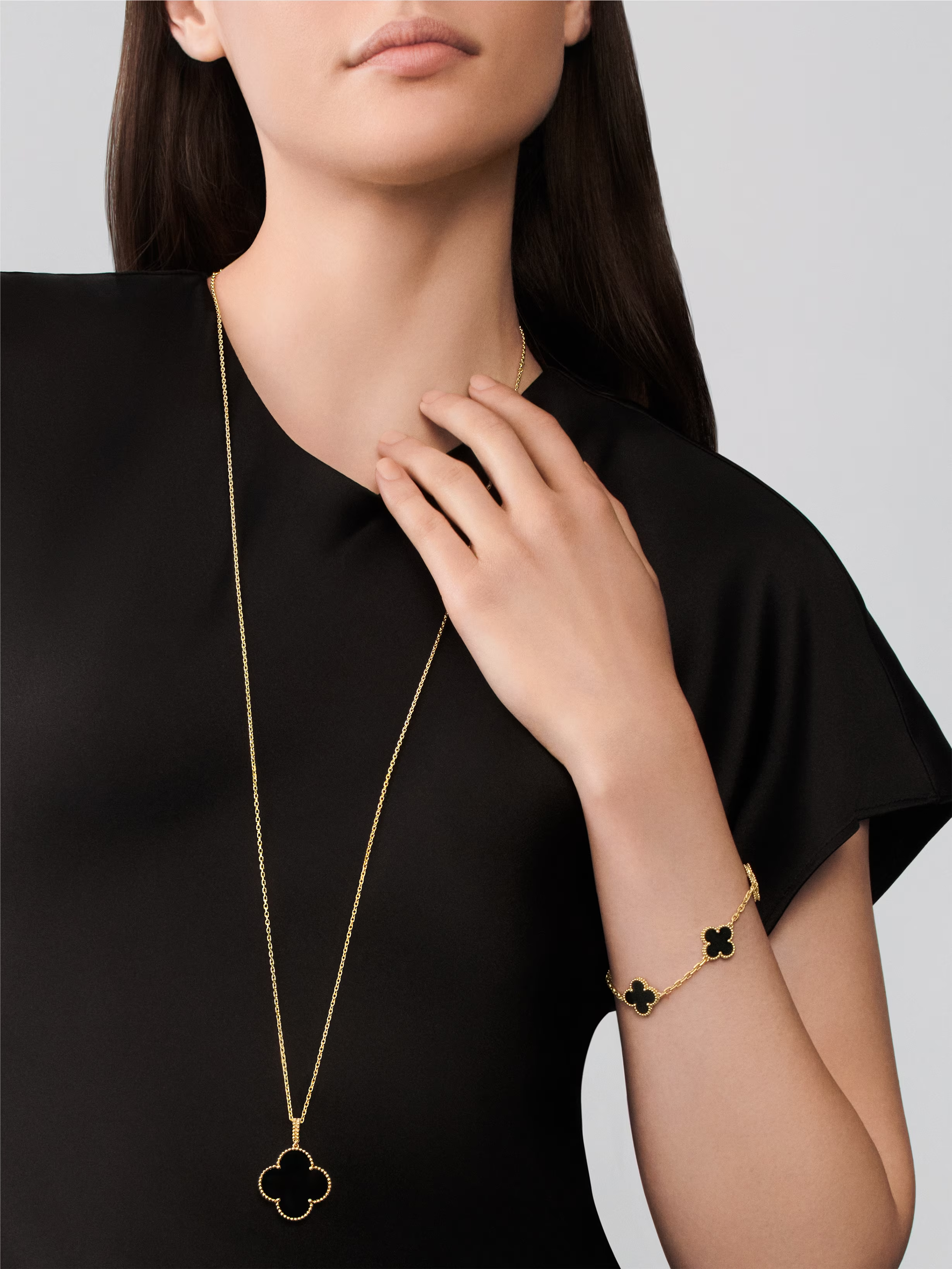 Van Cleef & Arpels. Довге кольє Magic Alhambra із золота з оніксом