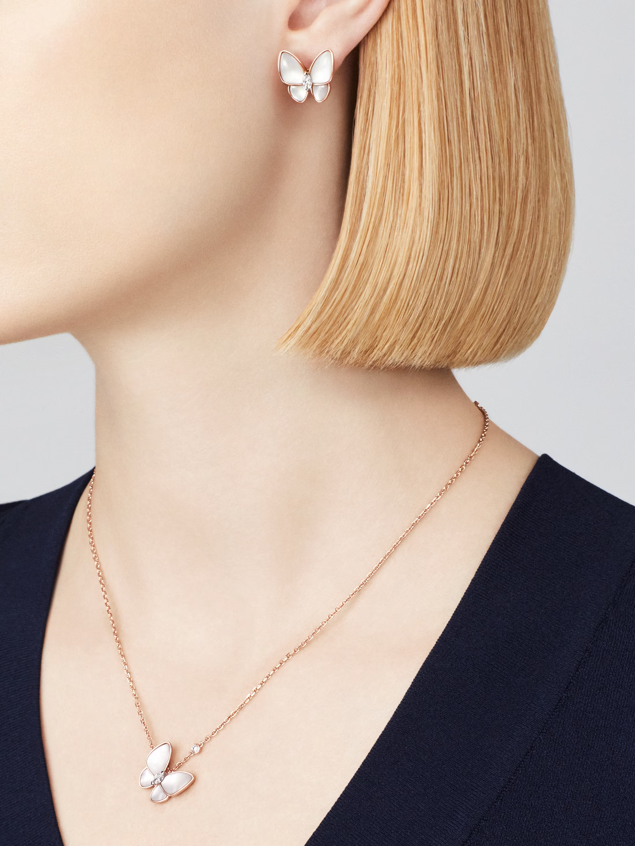 Van Cleef & Arpels. Підвіска Two Butterfly із рожевого золота з білим перламутром