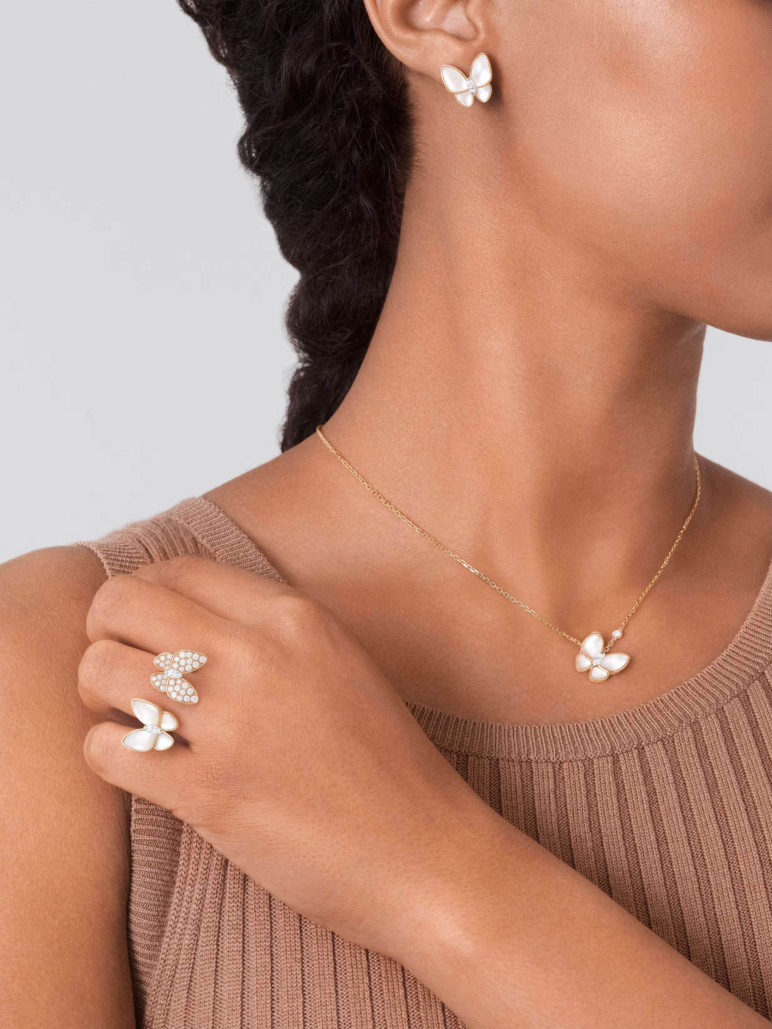 Van Cleef & Arpels. Підвіска Two Butterfly із рожевого золота з білим перламутром
