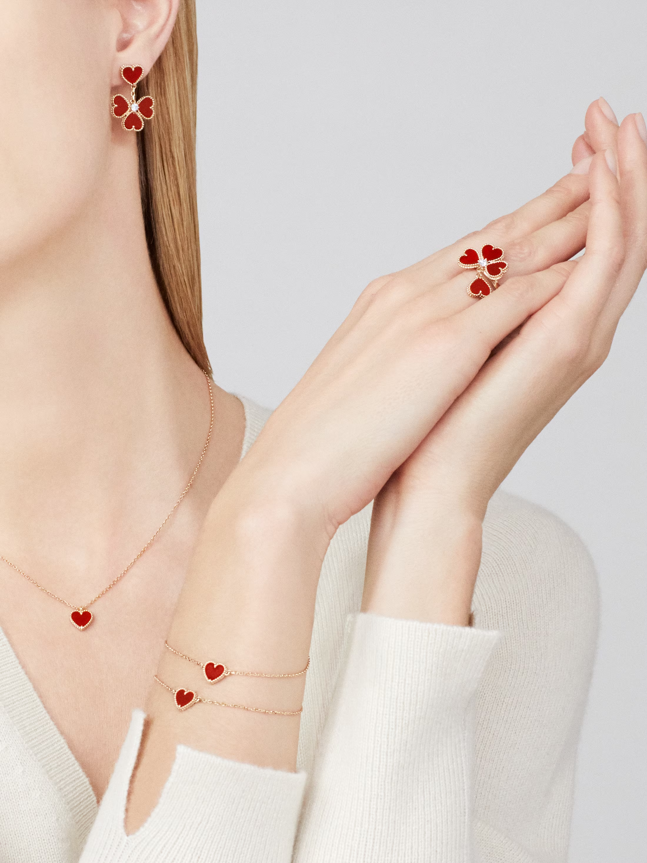 Van Cleef & Arpels. Підвіска Sweet Hearts із рожевого золота з сердоліком