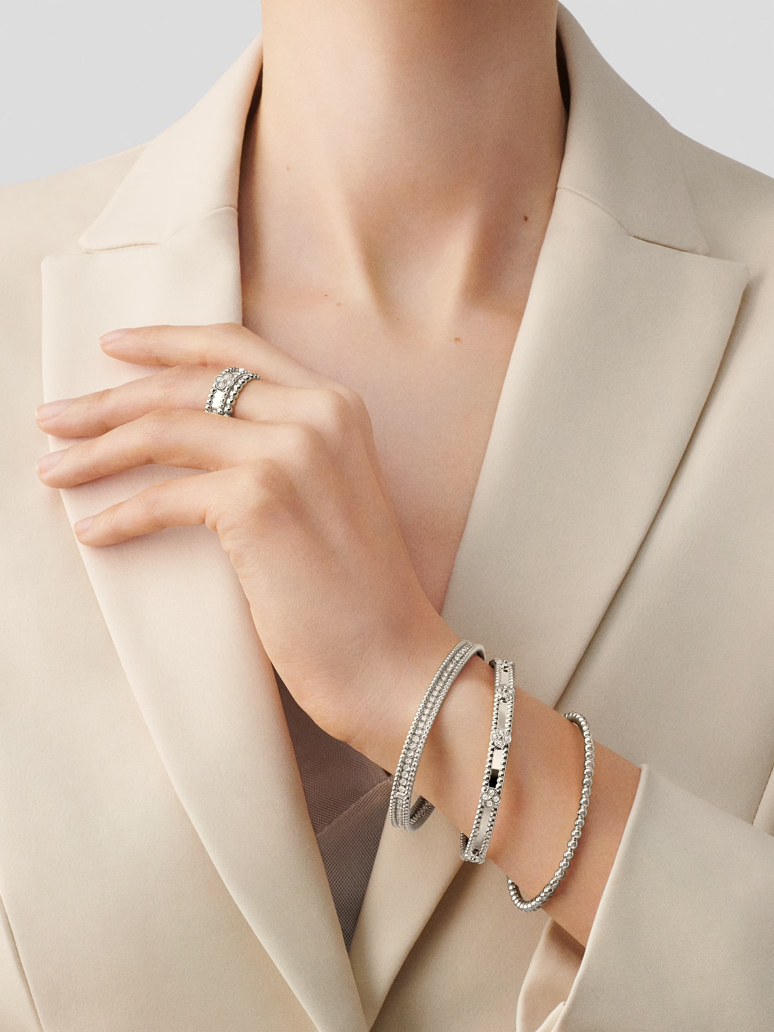 Van Cleef & Arpels. Браслет Perlée sweet clovers із білого золота