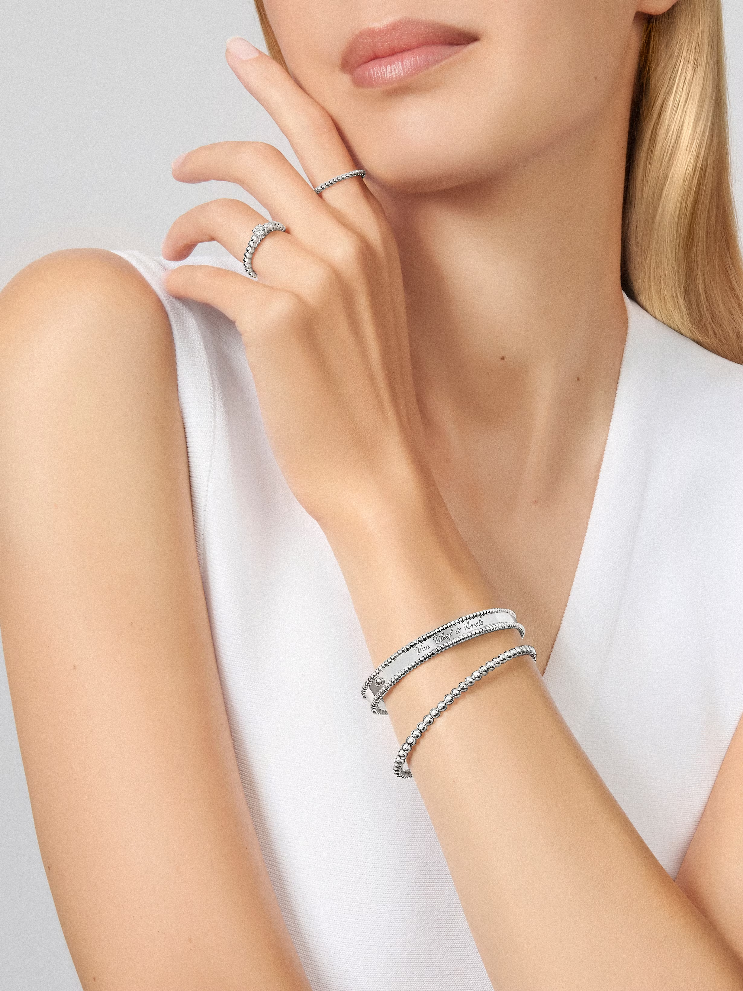 Van Cleef & Arpels. Браслет Perlée signature із білого золота